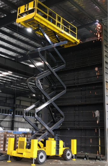 威武！大气！稳定！越野剪叉式高空作业平台解客户难题