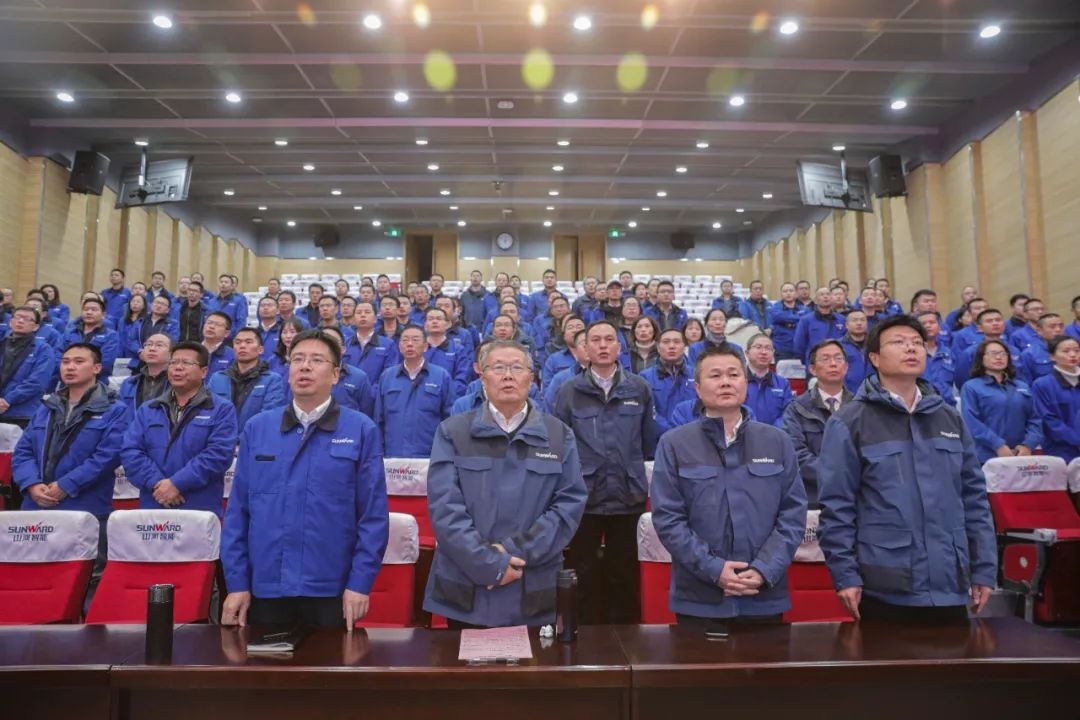 召开全国劳动模范郝鹏载誉归来分享会