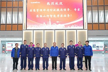 消防救援局考察无人化应急救援装备