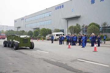 消防救援局考察无人化应急救援装备