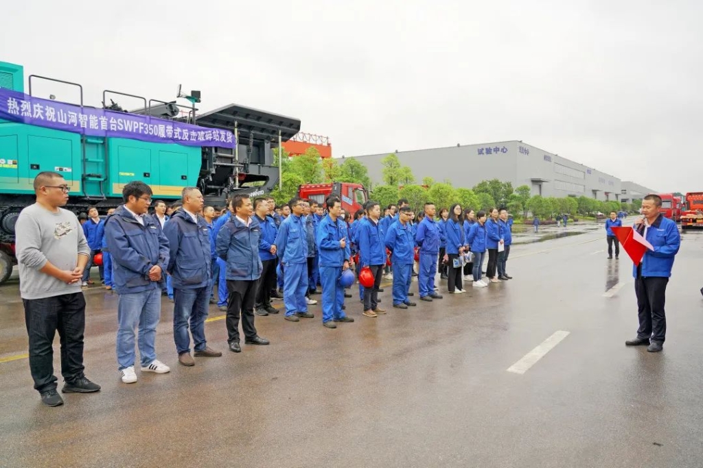 首台履带式反击破碎站发货