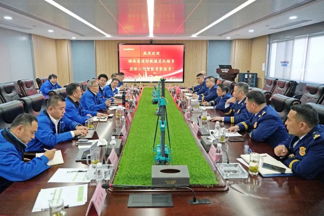 考察无人化装备 高宁宇到访