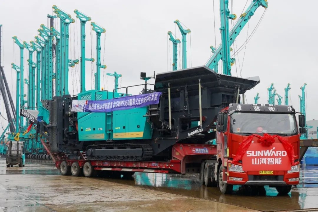 首台履带式反击破碎站发货