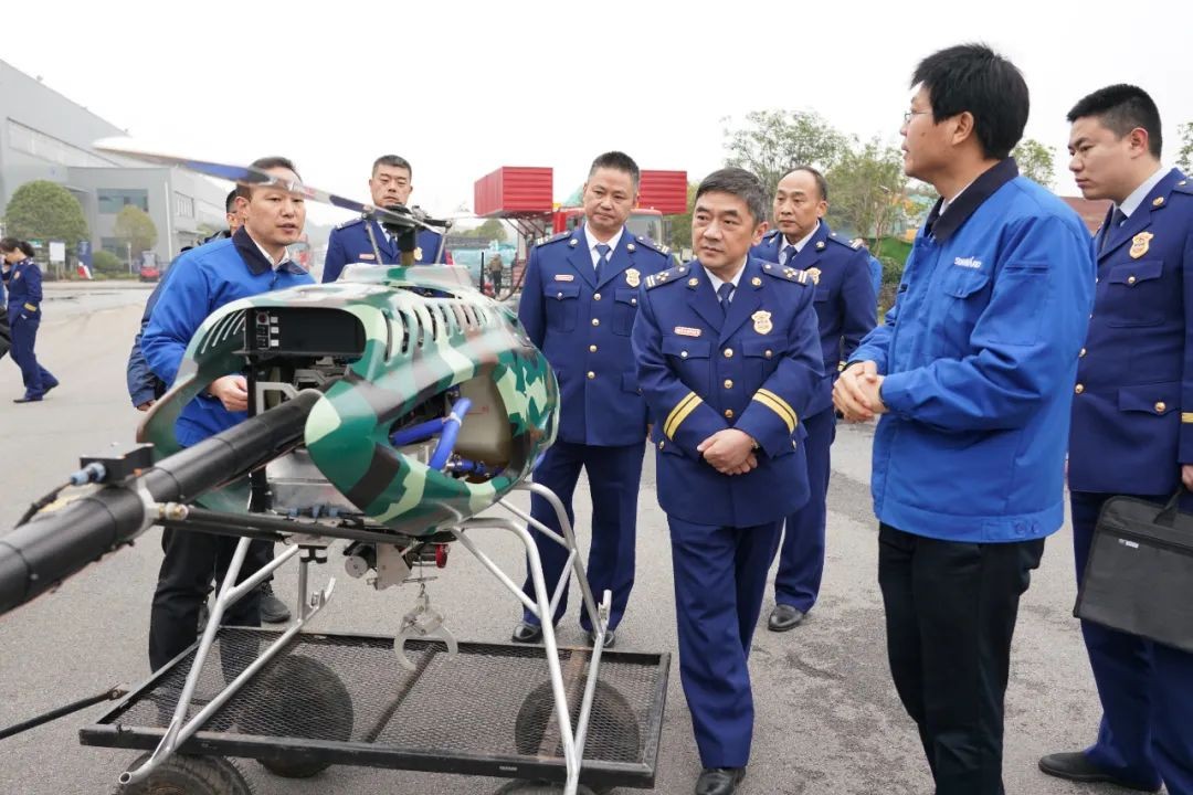 消防救援局考察无人化应急救援装备