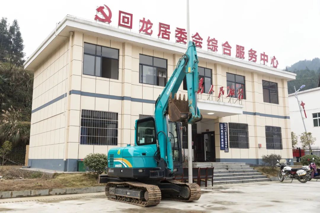 校企合作精准扶贫，产教融合振兴乡村 | 向合作院校对口扶贫点捐赠挖掘机