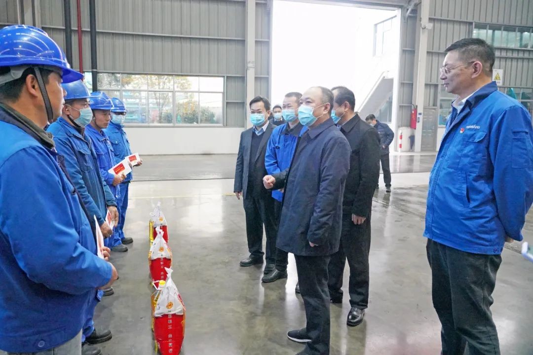 张庆红慰问困难党员