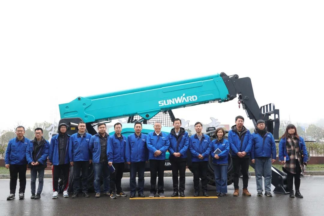 SWTH1056伸缩臂叉装车新机下线