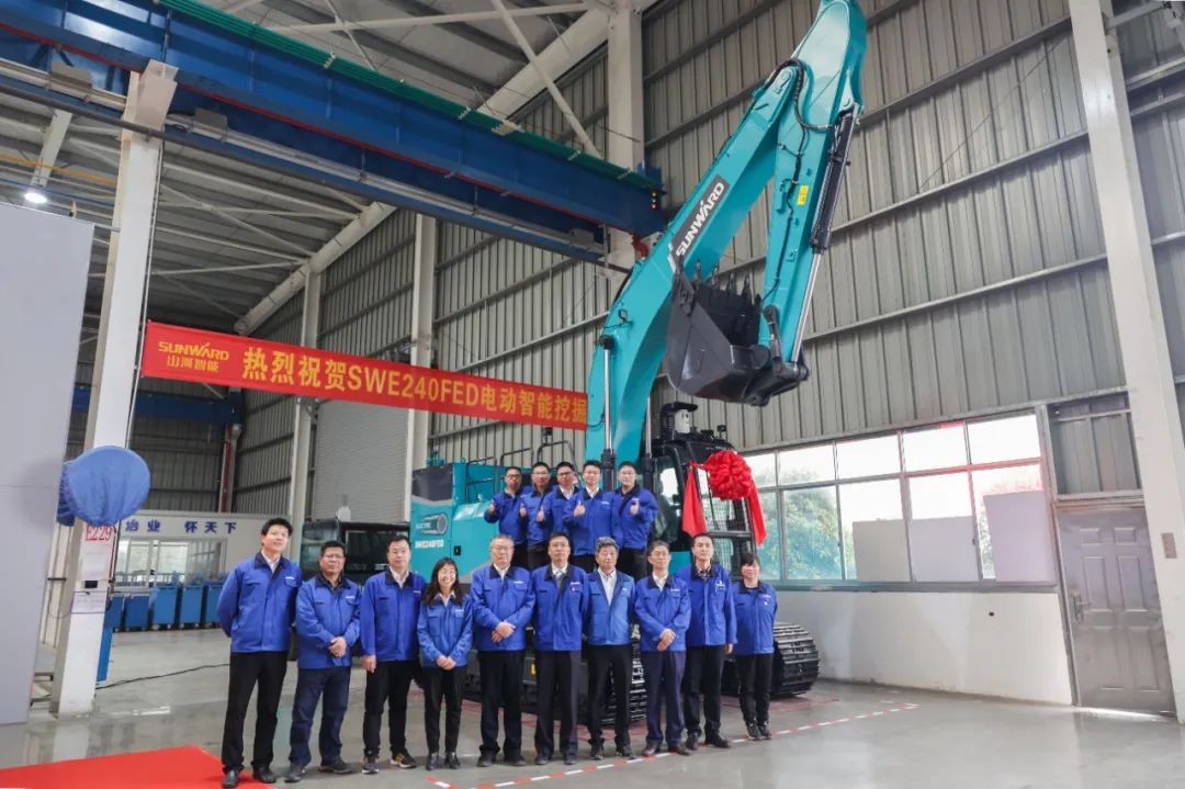 全国首台！SWE240FED电动智能挖掘机下线