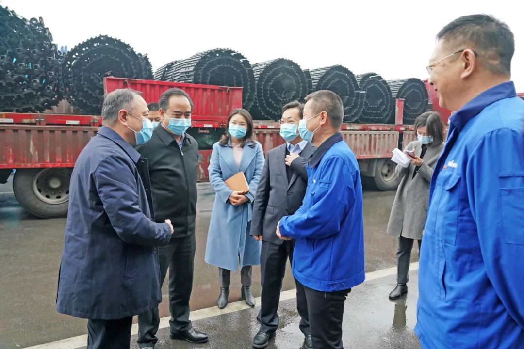 张庆红慰问困难党员