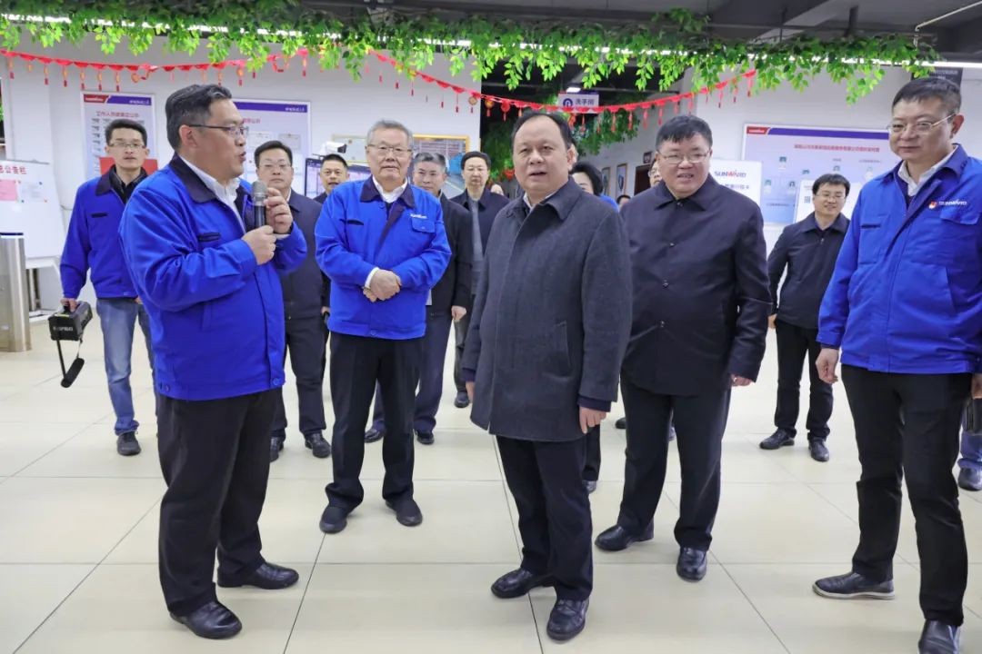 周农在调研时强调：企业工会要大力培养劳模和工匠