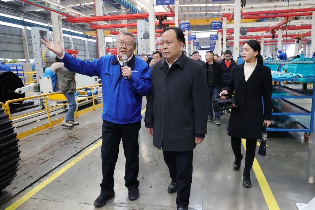 周农在调研时强调：企业工会要大力培养劳模和工匠