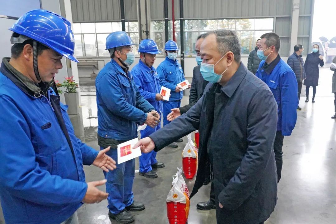 张庆红慰问困难党员