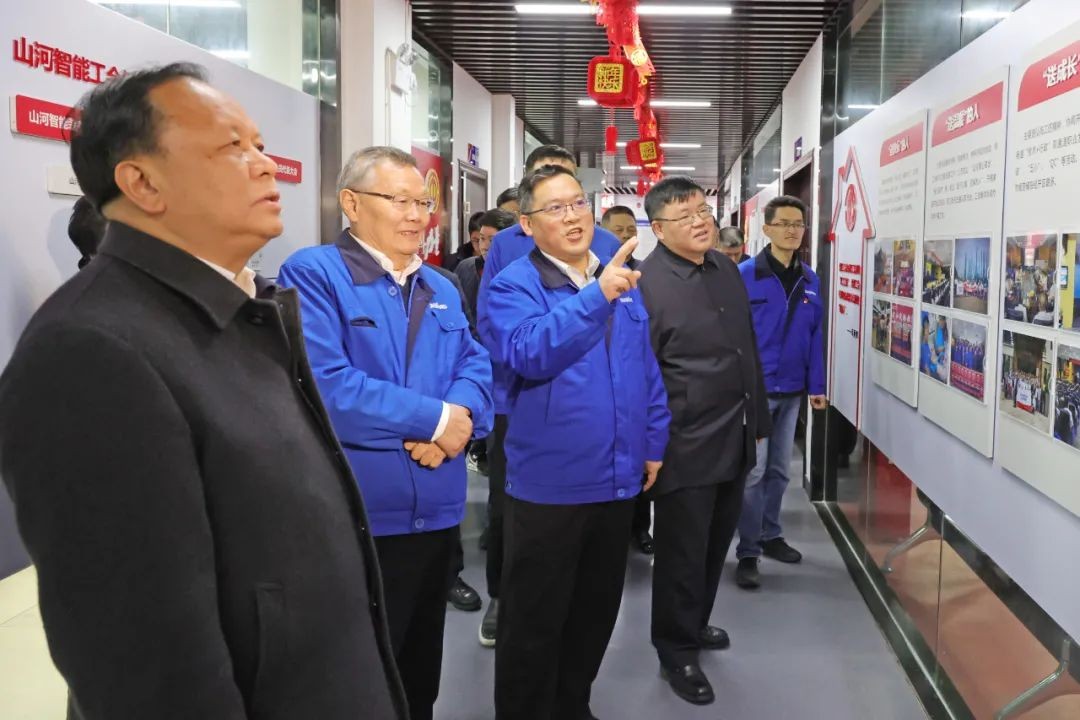 周农在调研时强调：企业工会要大力培养劳模和工匠