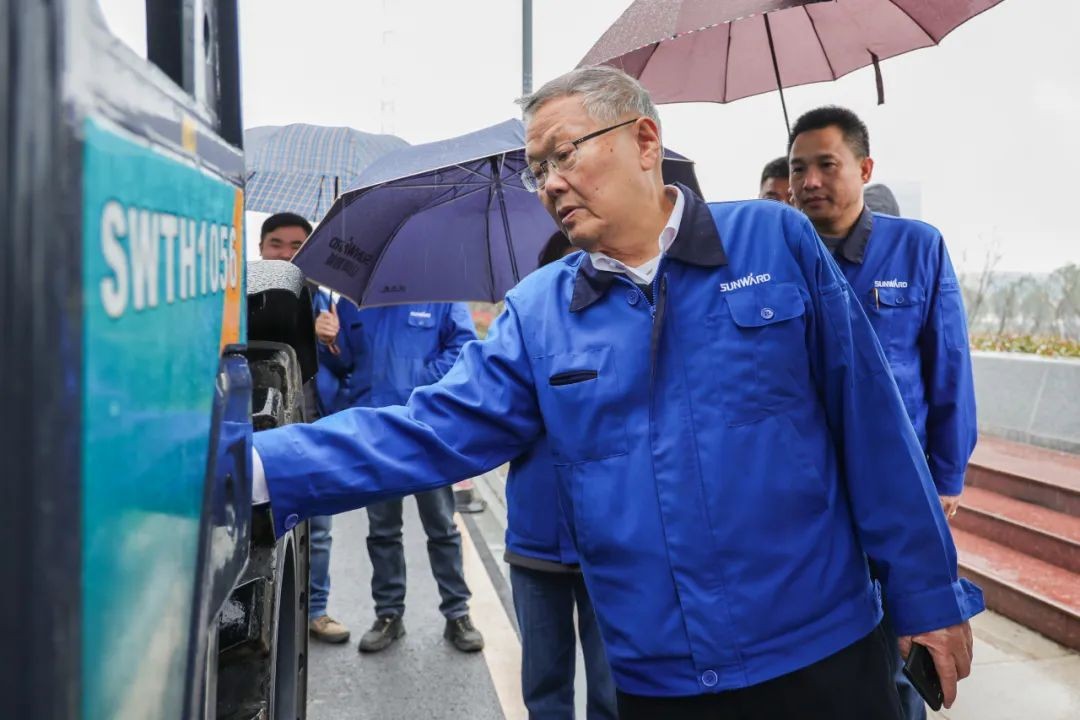 SWTH1056伸缩臂叉装车新机下线