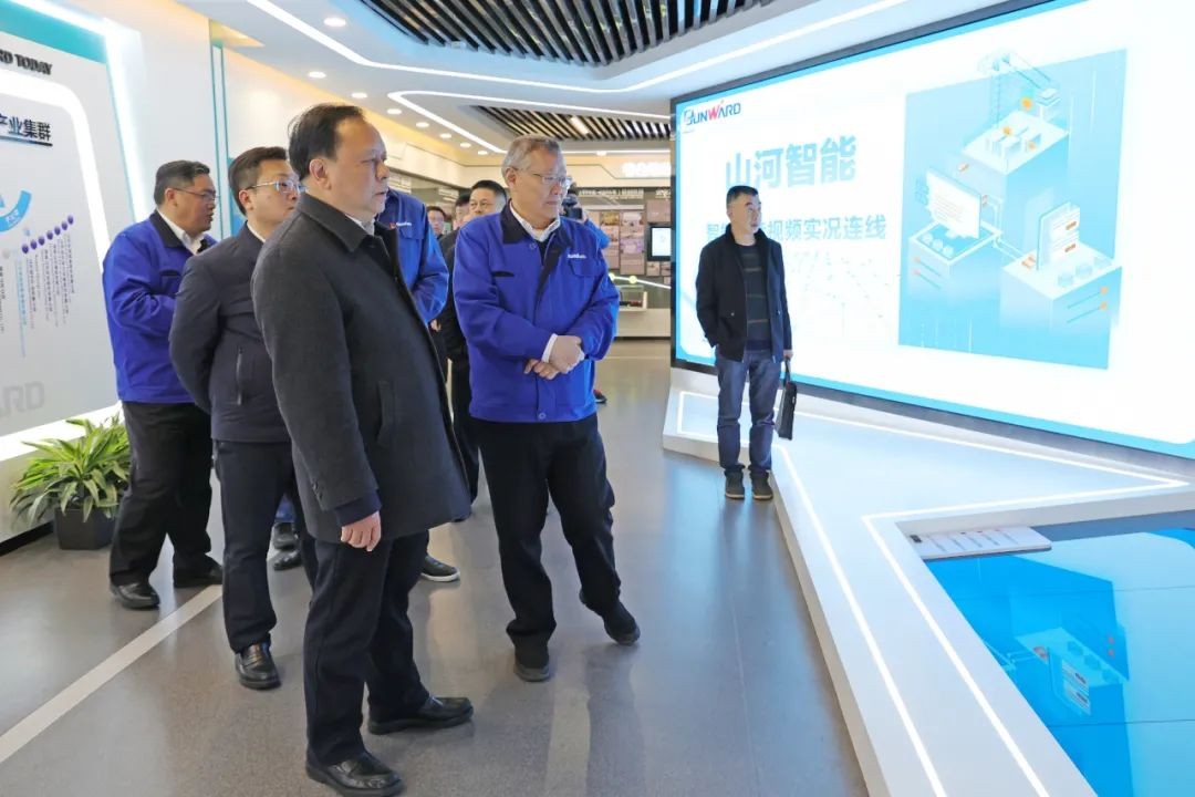 周农在调研时强调：企业工会要大力培养劳模和工匠