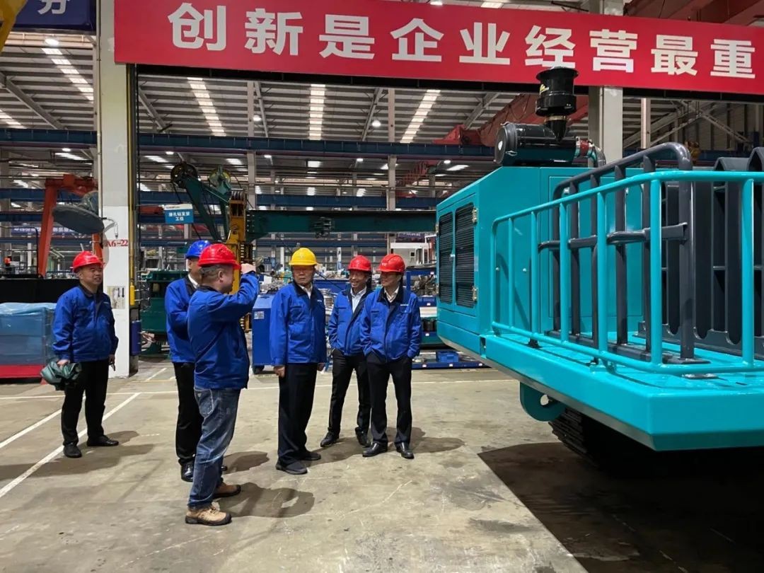 联合开发出成果！压裂管道运输车下线