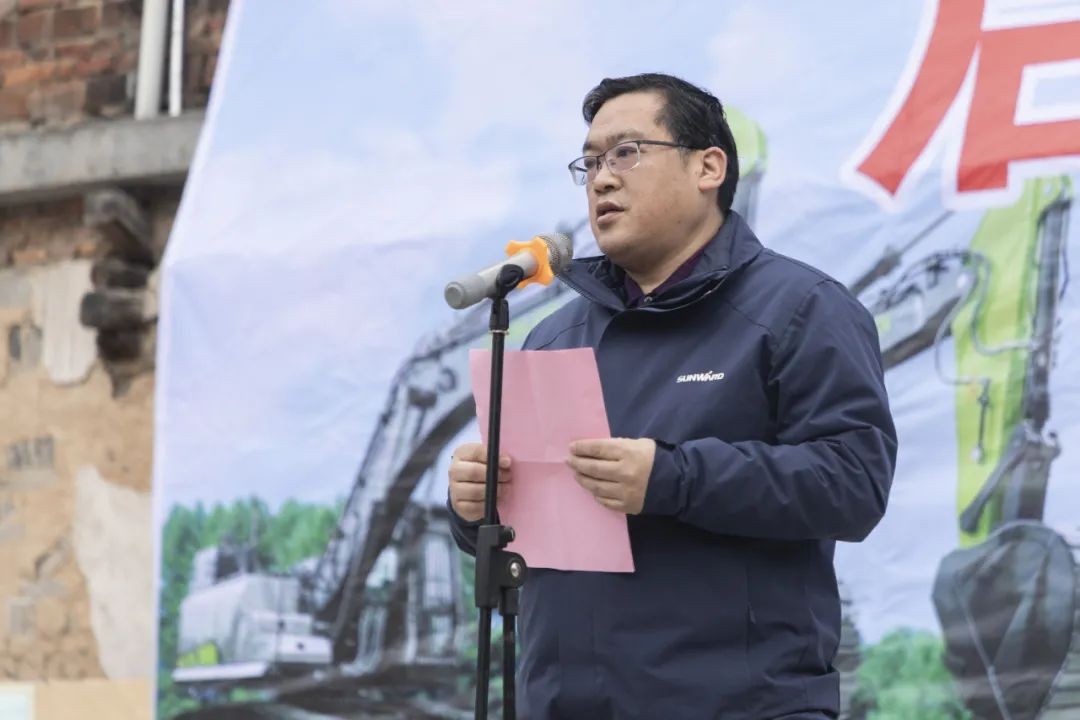 校企合作精准扶贫，产教融合振兴乡村 | 向合作院校对口扶贫点捐赠挖掘机