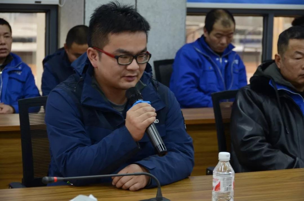 召开春节困难职工座谈会