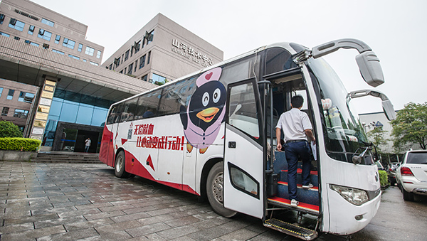 百余员工 冒雨争相献血