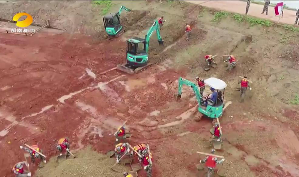 装备“抗洪抢险”扬威名