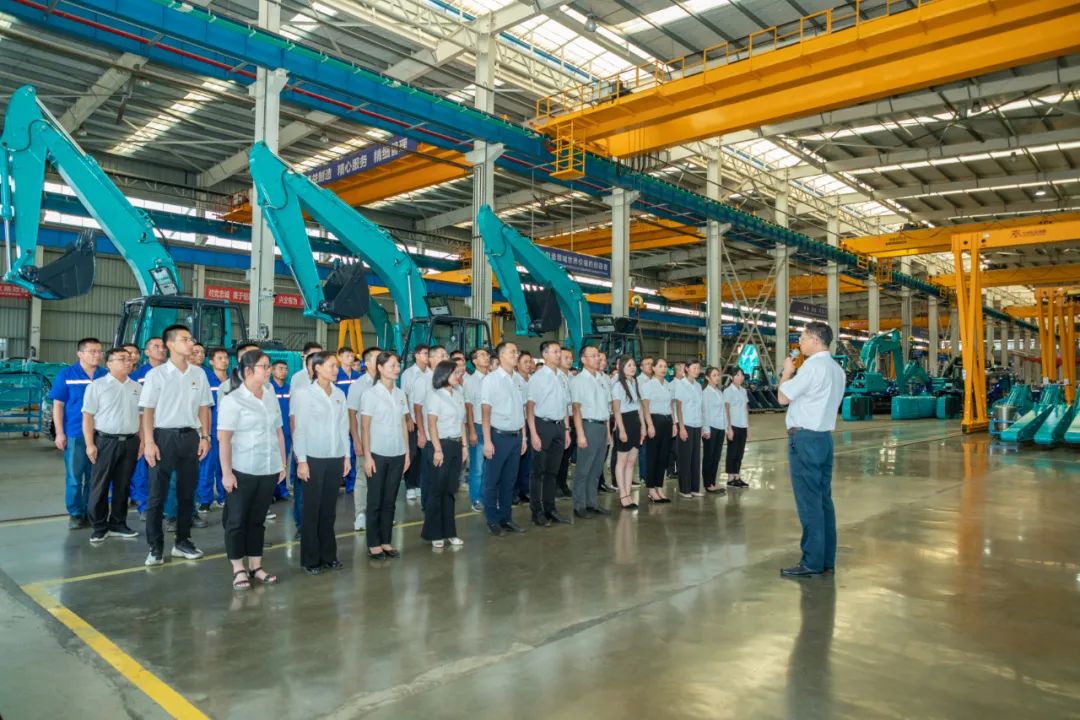 接续奋斗再出发——党委举行新党员入党宣誓和老党员重温入党誓词活动