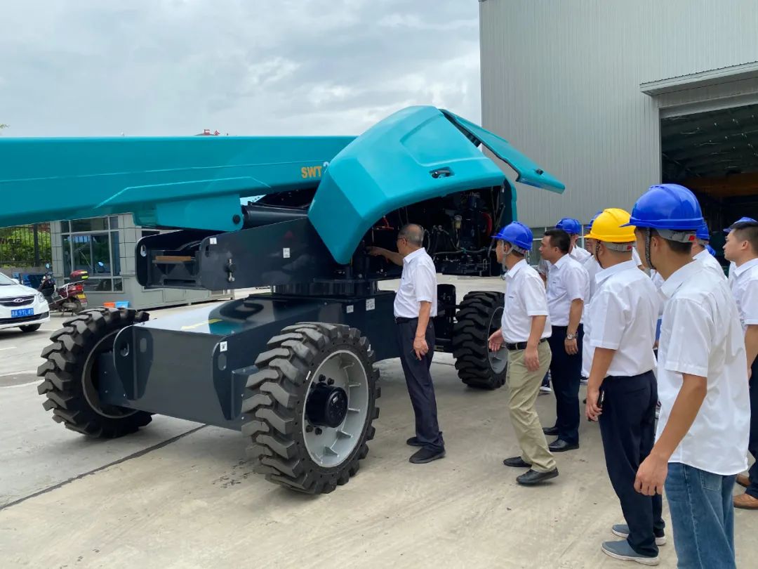 首款直臂式高空作业平台顺利通过评审