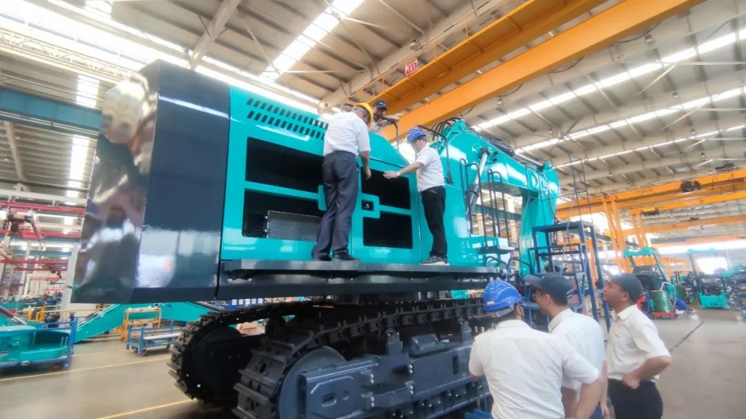 够炫！够酷！超大型挖掘机SWE750F下线
