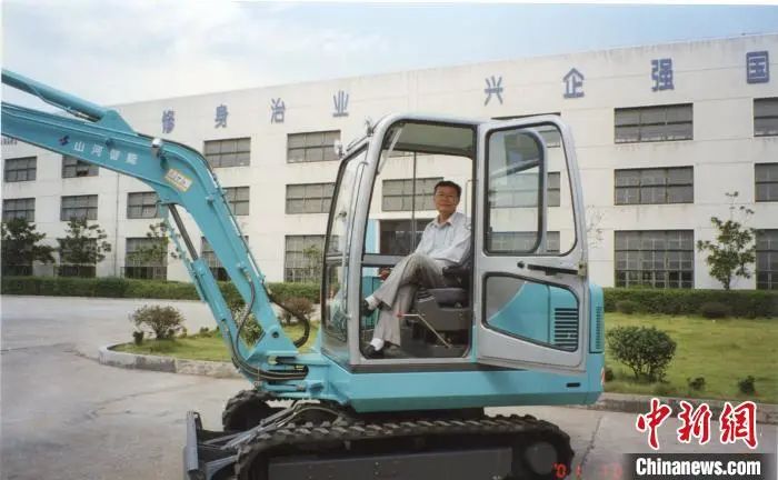 媒体聚焦 | 中新社专访——创始人何清华：向着太阳奔跑的筑梦人