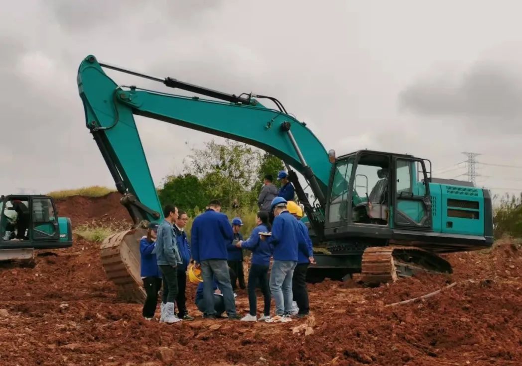 一起来“找茬”！10位“超级体验官”试驾最新“F系列”挖掘机