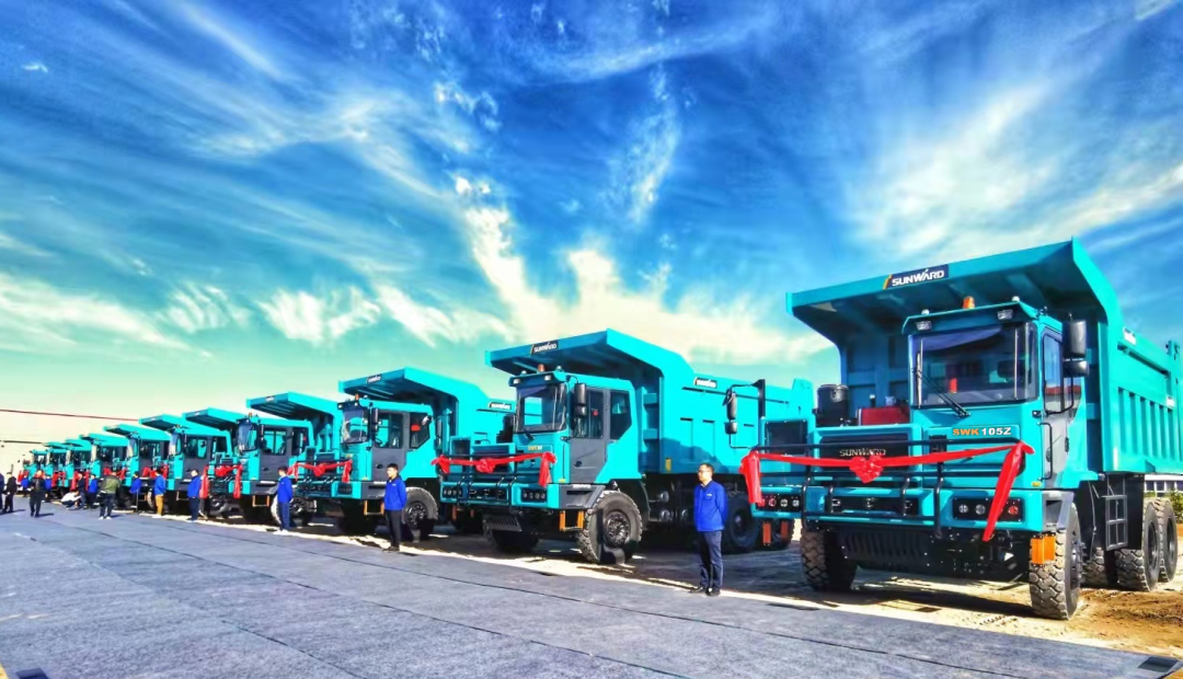 高配置、智能化……高端定制AT版105吨级宽体矿卡成功下线