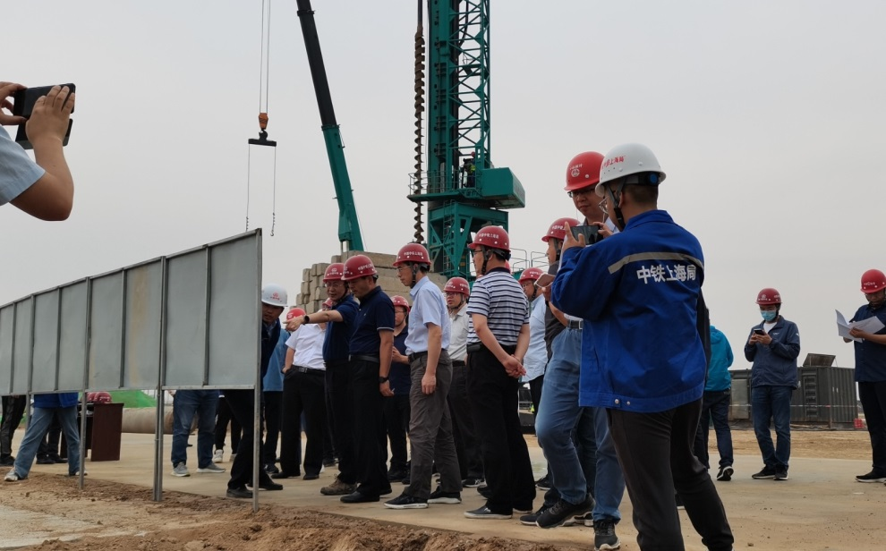 创下纪录！引孔式静力压桩机首次应用于高铁项目