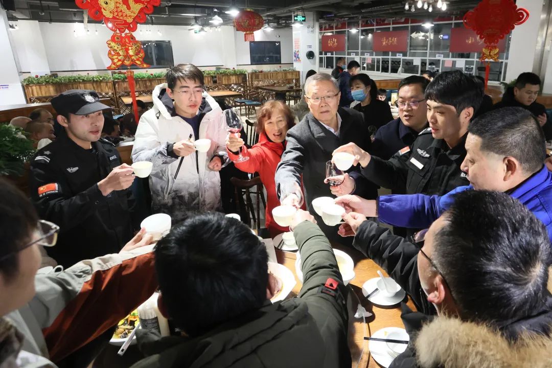 董事长何清华与留厂员工一起过大年！