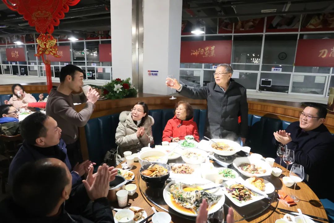 董事长何清华与留厂员工一起过大年！