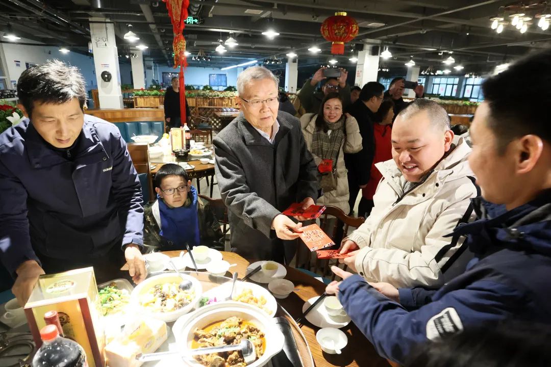 董事长何清华与留厂员工一起过大年！