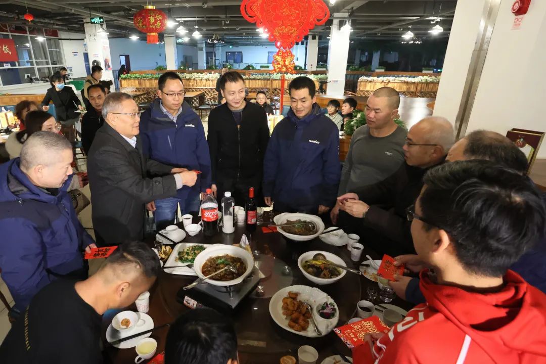 董事长何清华与留厂员工一起过大年！