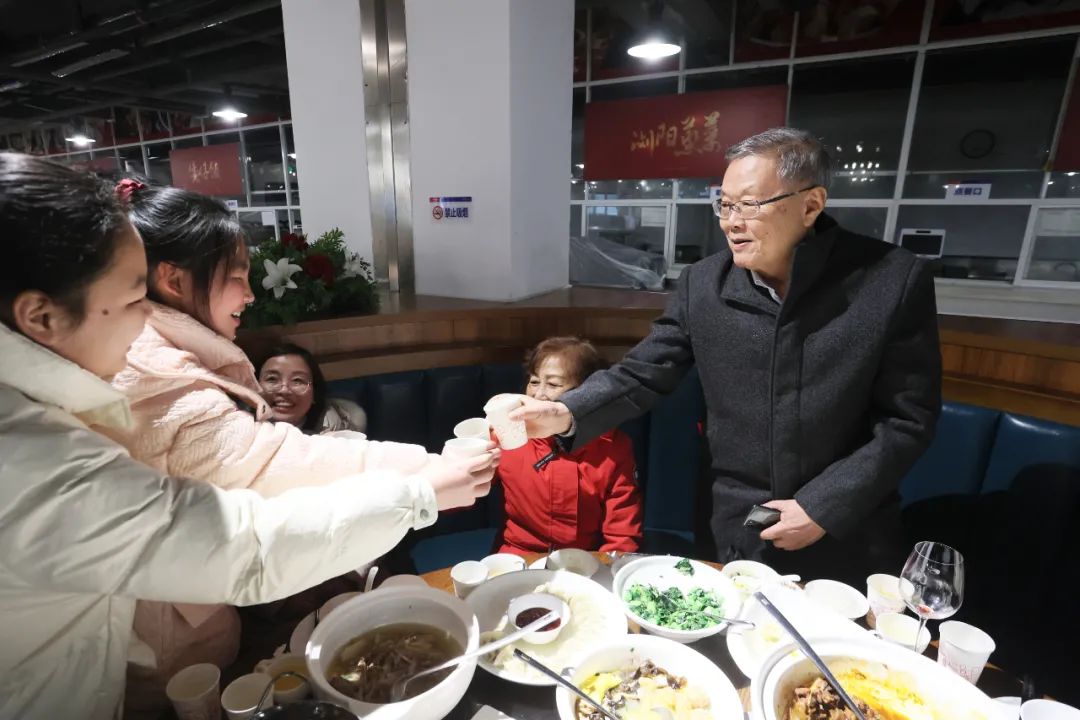 董事长何清华与留厂员工一起过大年！
