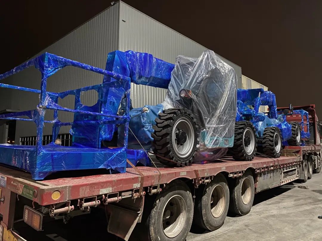 伸缩臂叉装车发往塞尔维亚！持续助力“一带一路”建设