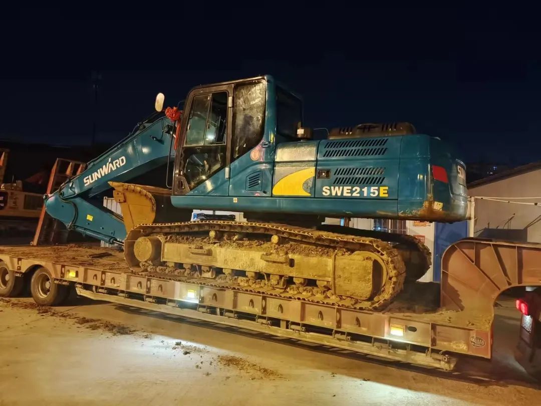 冲锋一线显担当！挖掘机助力长沙方舱医院建设