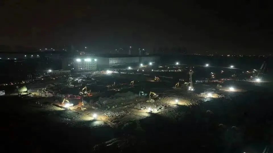 冲锋一线显担当！挖掘机助力长沙方舱医院建设