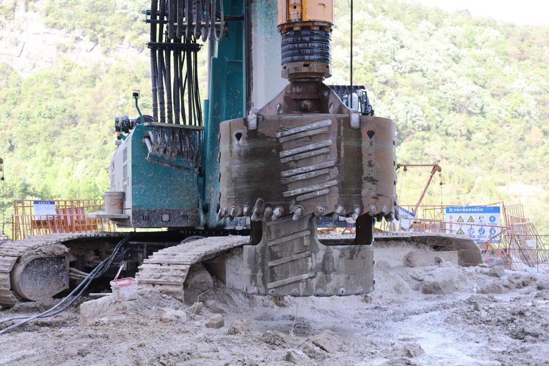 展现施工“奇效”！旋挖钻机强势助力炉慈高速公路建设