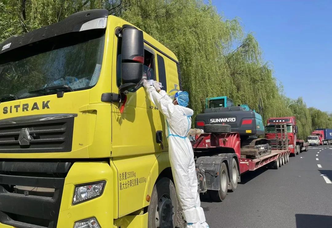 防疫、交机两手抓！挖掘机顺利交付获好评