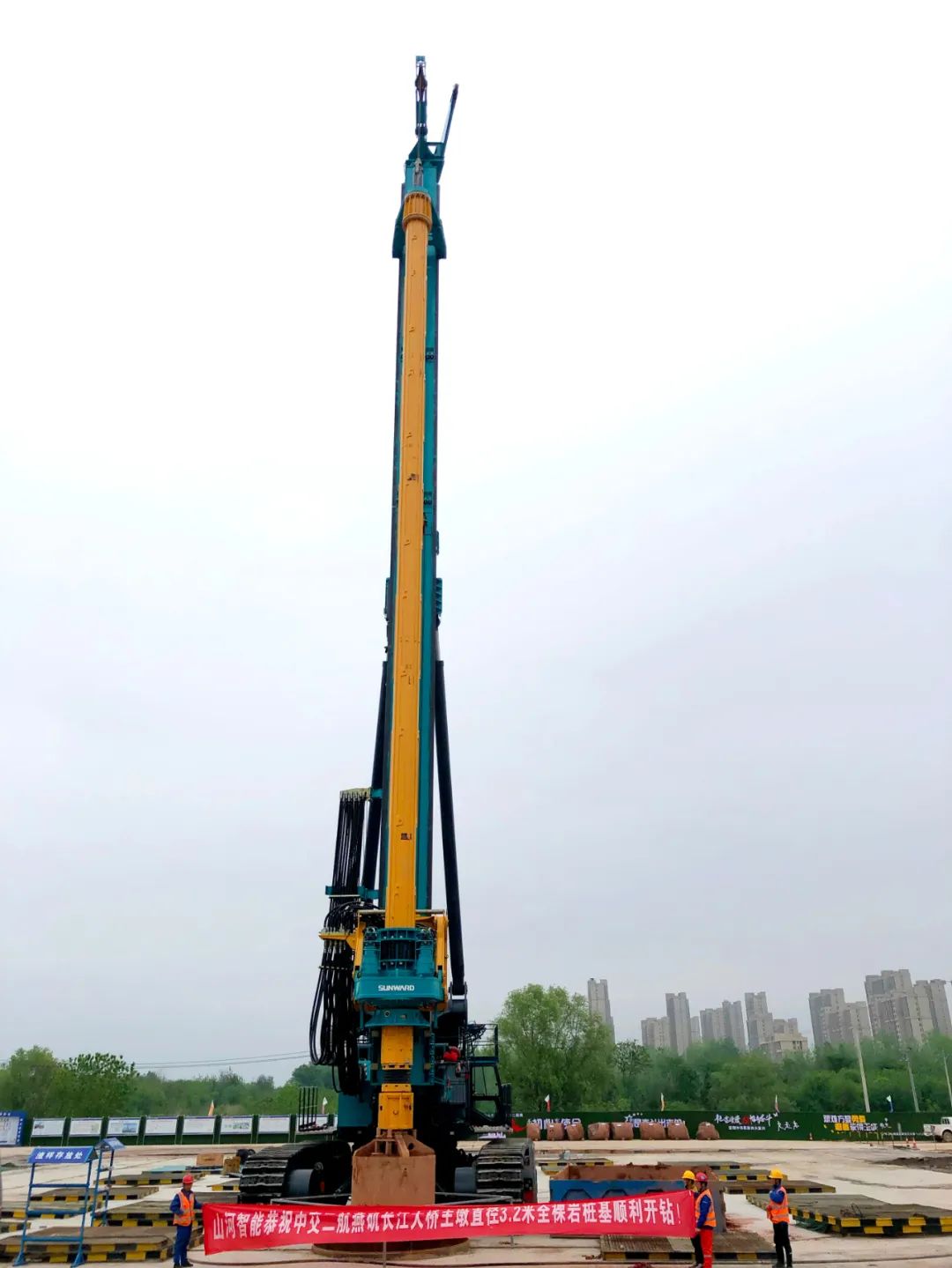 再啃“硬骨头”！“超级桩备”助建燕矶长江大桥