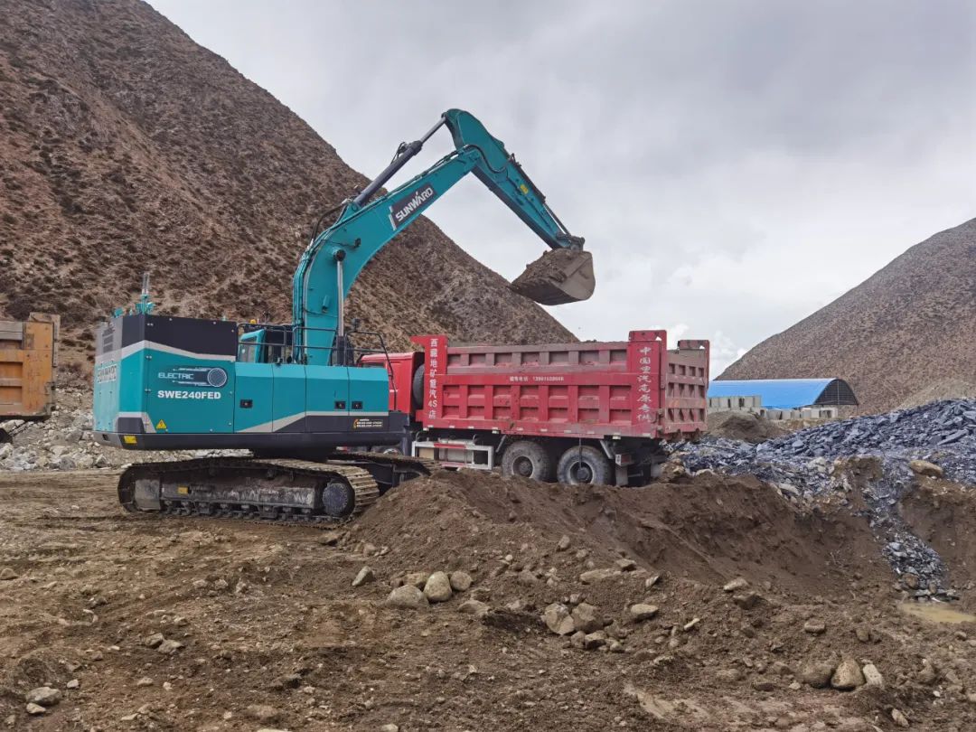 征战川藏铁路！新一代电动挖掘机成功交付