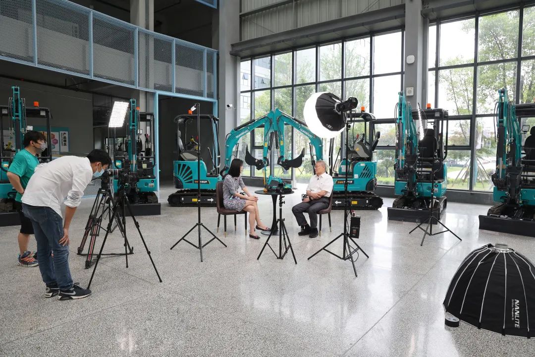 CGTN探厂！专访董事长、首席专家何清华花絮来了