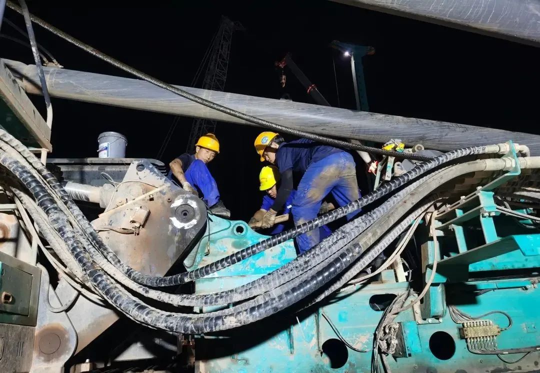 “创造施工奇迹！”他们和“超级桩备”一起助建燕矶长江大桥