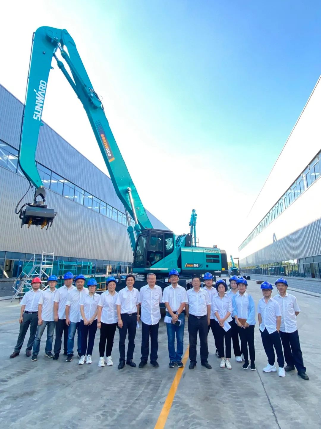 作业幅度达18米，首台轮式抓料机成功下线