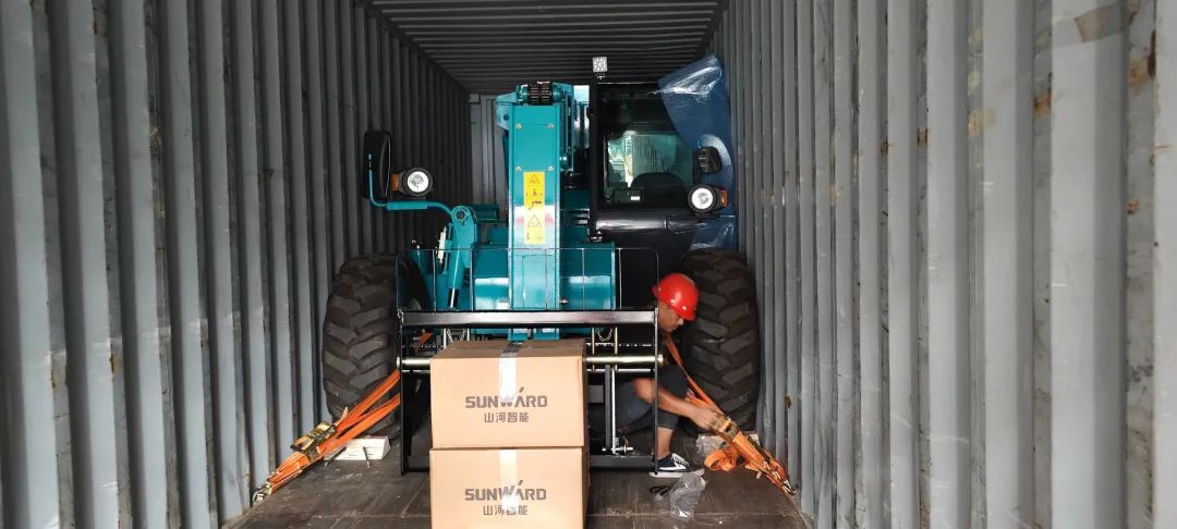 单笔采购金额千万元！伸缩臂叉装车批量出口