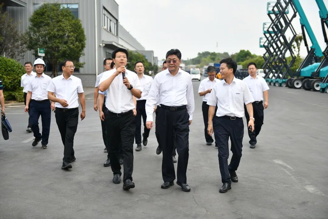 国家应急管理部郭治武局长一行考察无人化应急救援装备