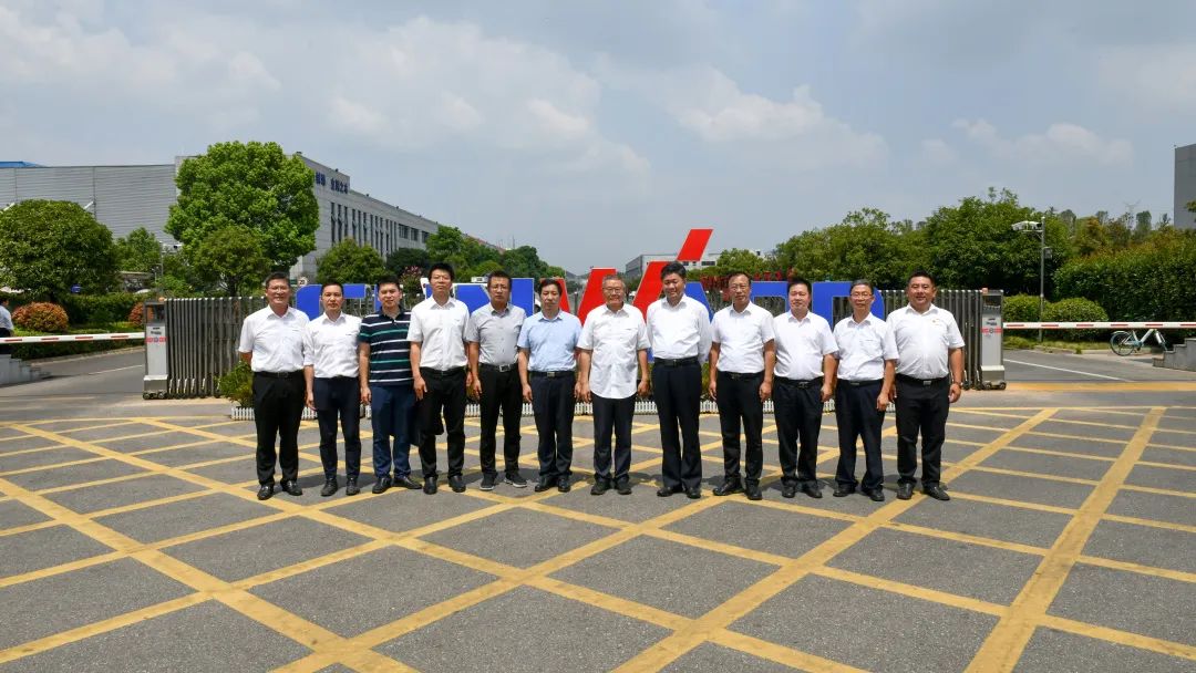 国家应急管理部郭治武局长一行考察无人化应急救援装备