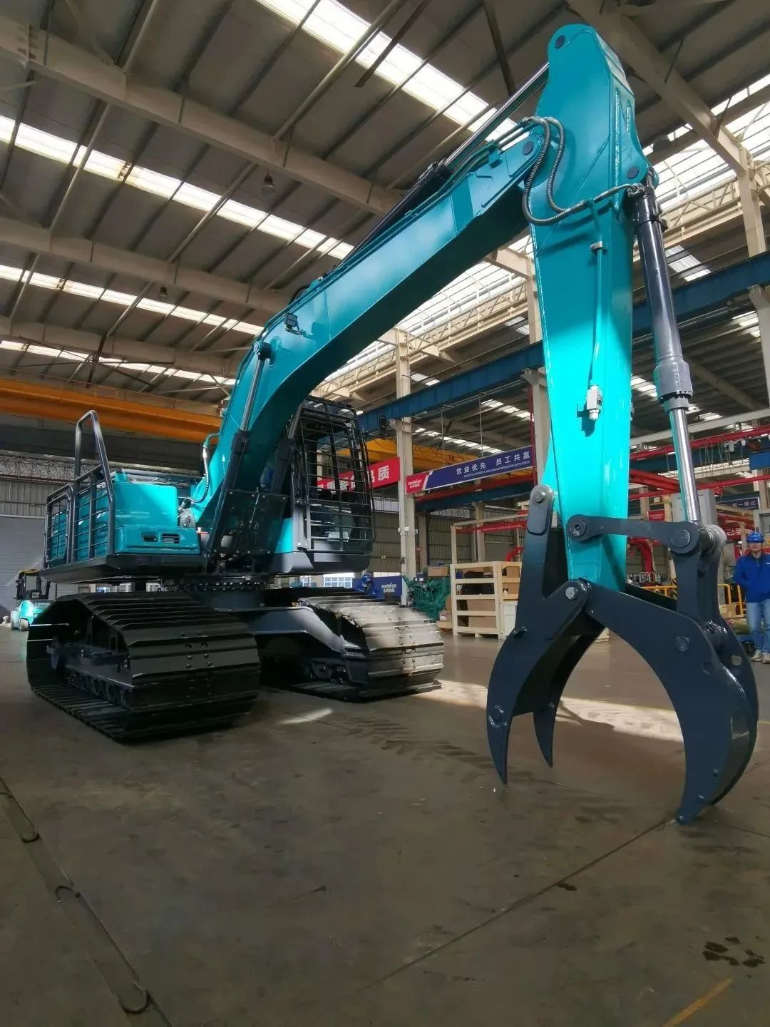 翻山越岭，称霸“武林”！首款中型林业挖掘机成功下线